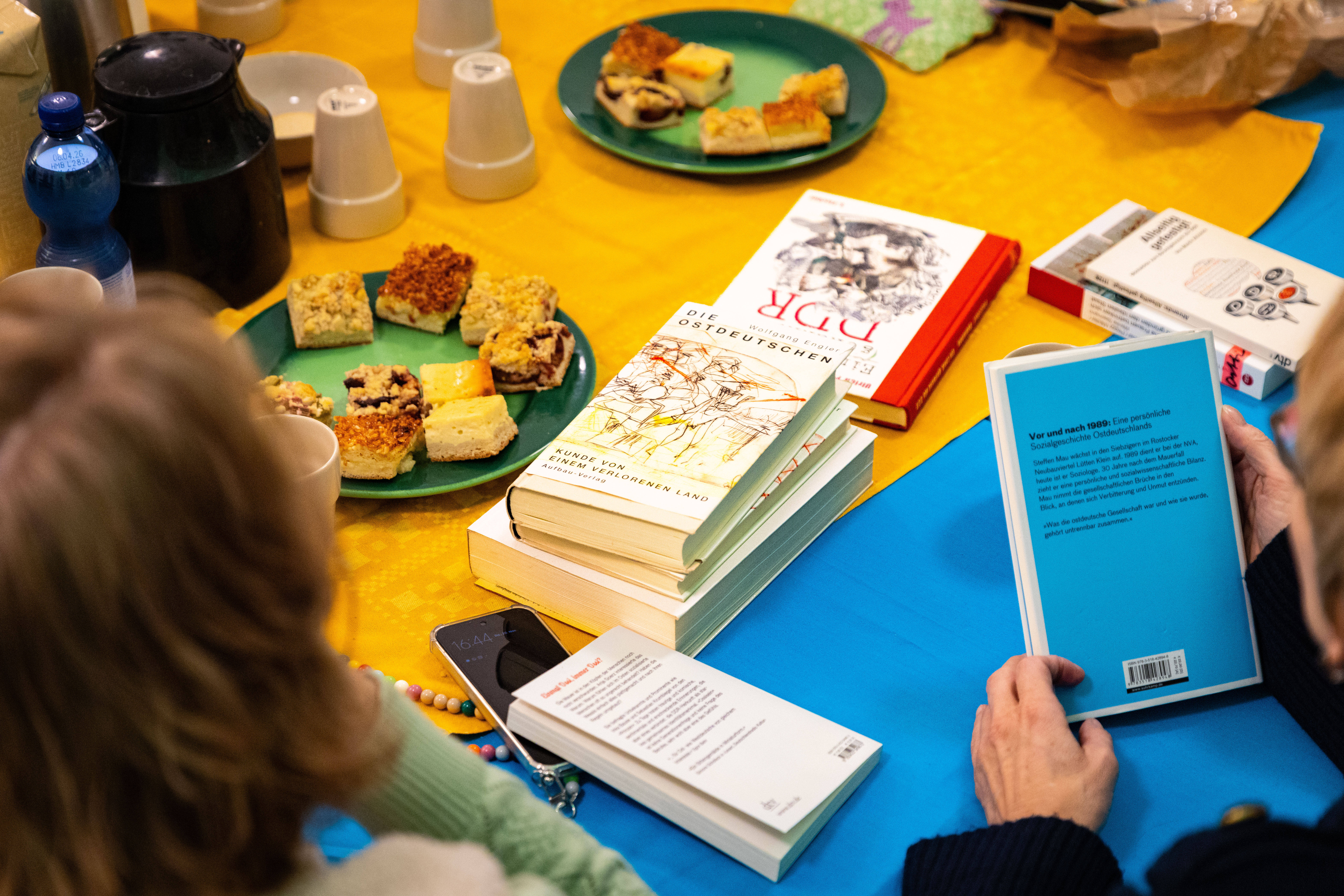 „Unsere Geschichte(n) teilen“ – Die Eröffnung meiner Ostbibliothek im Kiezbüro